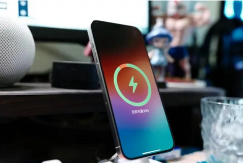 双河苹果15换屏服务分享用什么充电器给iPhone15充电更好 